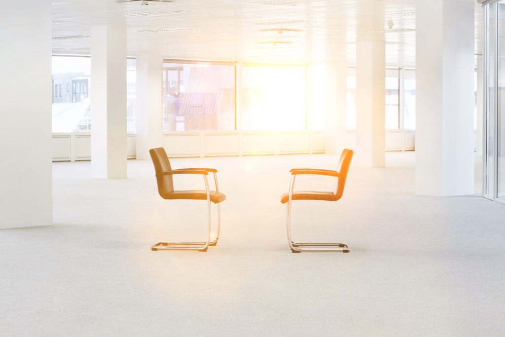 Deux chaises vides à contre-jour